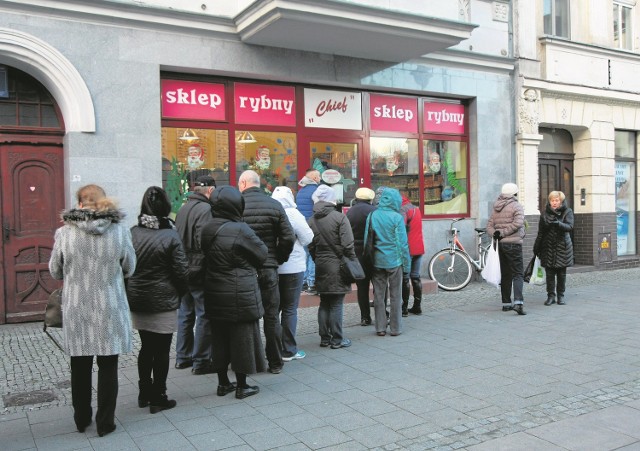 Mimo upływu lat, powyższy obrazek pozostaje w Świnoujściu niezmienny, kolejka przed „Chief’em” pojawia się zawsze