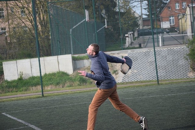 W Czersku mają nowego Mistrza Świata w Rzucie Laczkiem. To Maciej Kolasiński, ma 25 lat i jest z Czerska. - Trenowałem trochę z bratem i sąsiadem na podwórku - opowiada. - Startowałem rok temu, ale wtedy zupełnie mi nie poszło. Wietrzna pogoda pomogła. Startował też Paweł Moczadło, czterokrotny mistrz, tym razem zajął trzecie miejsce. Drugie miejsce należy do Zbigniewa Fierka - 28,80 metra. W kategorii kobiet pierwsze miejsce zajęła Ewa Nieżurawska, tym samym zostając po raz ósmy Mistrzynią Świata w Rzucie Laczkiem. Jej wynik, rekordowy - 19,10 m. W biegu na szpilkach zwyciężyła Lucyna Muchowska, druga była Dorota Kobuszewska, a trzecia - Weronika Turzyńska.Co roku z okazji majówki księża grają w Czersku z innymi przeciwnikami. Zawsze wygrywali. Tym razem trenerzy Borowiaka pokonali ich 6:3, na nic się zdało kibicowanie proboszcza Zbigniewa Straszewskiego.  INFO Z POLSKI odc. 32 - przegląd najciekawszych informacji ostatnich dni w kraju (21-27. kwietnia 2017)