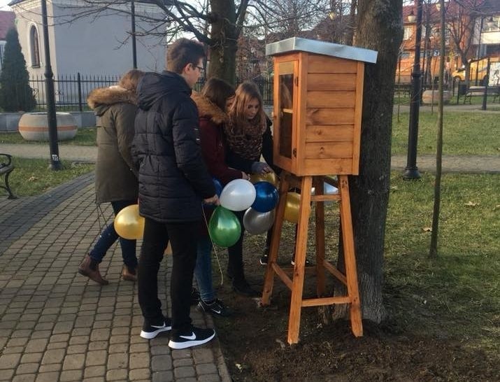 Na rynku w Osieku założono bibliotekę bookcrossingową. Lubisz czytać książki? Skorzystaj