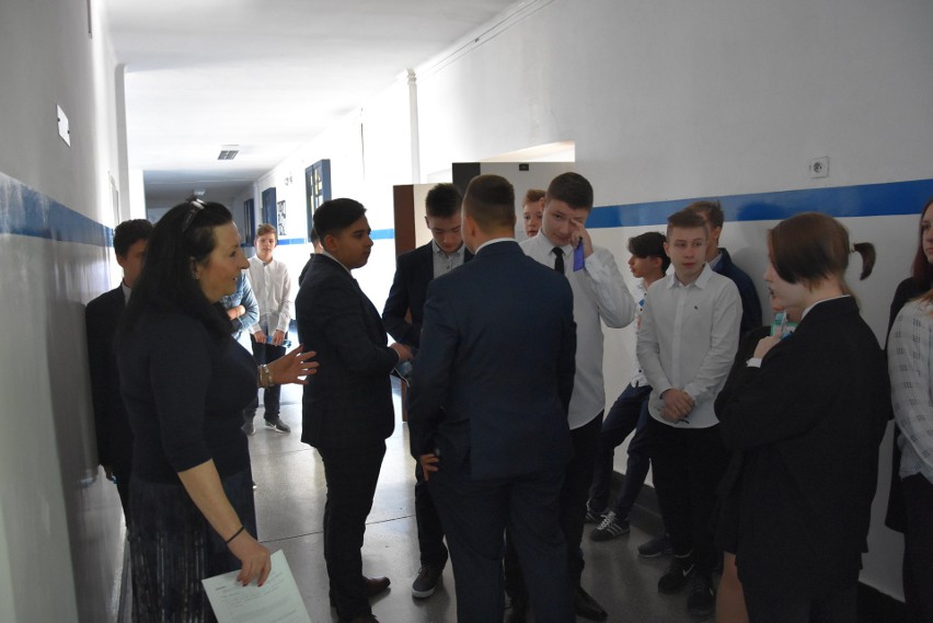 Egzamin ósmoklasisty w Szkole Podstawowej nr 12 w Częstochowie. W czterech salach zdaje 40 dzieci 