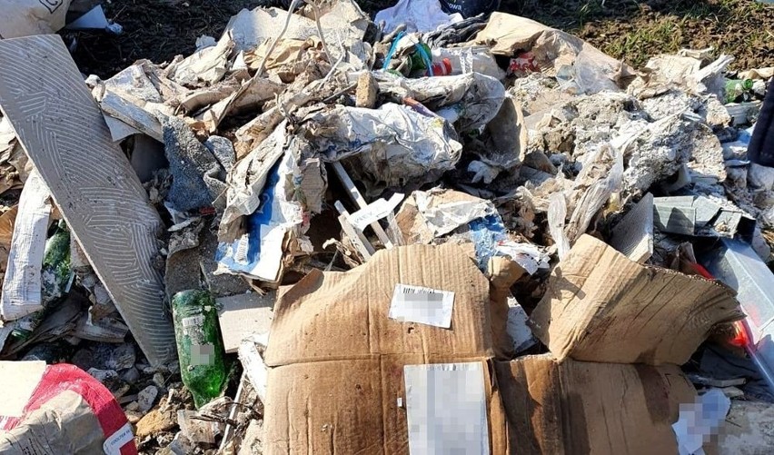 Odpady trafiły na pole w gminie Lubrza.