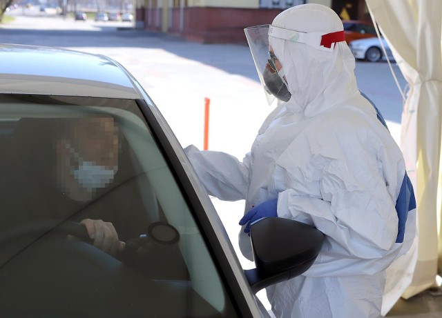 Od rana w Toruniu ruszył mobilny punkt badań bydgoskiej firmy Vitalabo. Gdzie można zrobić test na obecność koronawirusa i za ile?WSZYSTKIE SZCZEGÓŁY NA KOLEJNYCH STRONACH >>>tekst: Małgorzata OberlanWażne: Koronawirus w Toruniu: firma masowo zawieszają działalność, ludzie bez pracyZobacz koniecznie: O. Tadeusz Rydzyk wybudował tężnie pod Toruniem [ZDJĘCIA]