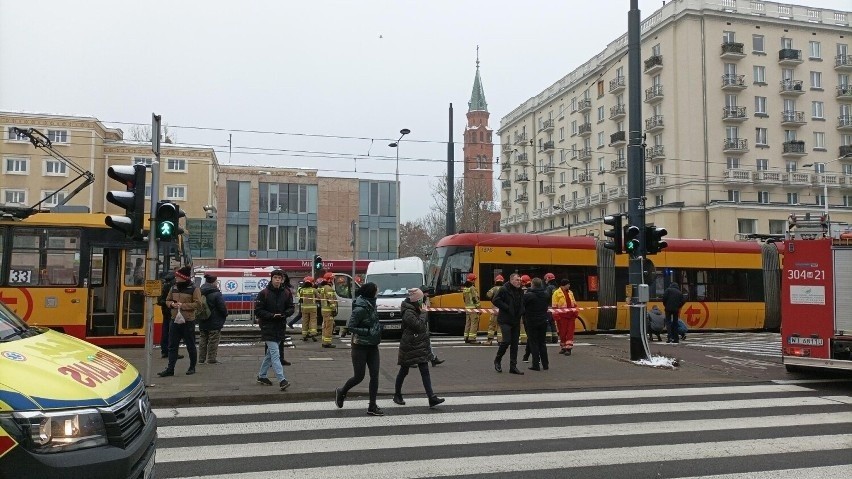 Warszawa: Wypadek w Śródmieściu. Tramwaj zderzył się z autem dostawczym na skrzyżowaniu Jana Pawła II i Nowolipki