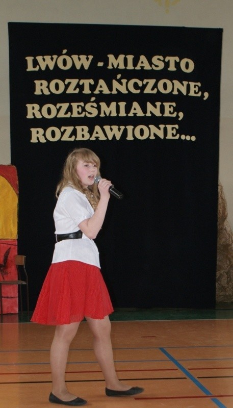 Justyna Wypych z VI c śpiewa piosenkę "Kochać we Lwowie".