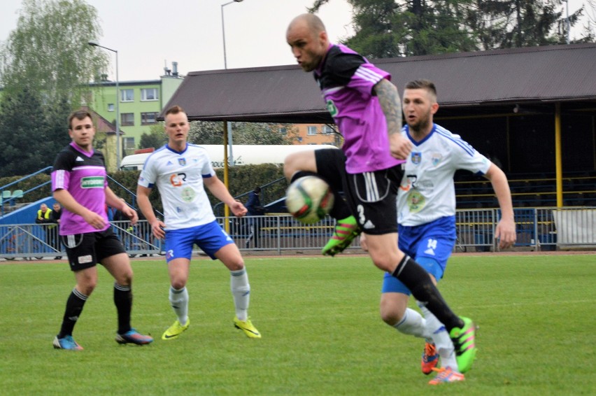 Dariusz Kapera (z lewej) obrońca Iskry Klecza uprzedza...