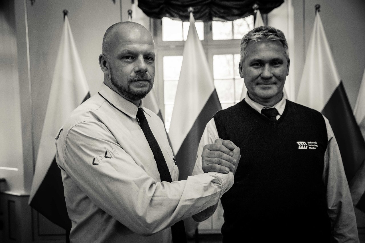Jeden łapie złodziei, drugi udziela pomocy medycznej.