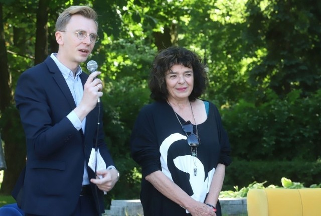 Rok temu bohaterką Radomskiej Wiosny Literackiej była pisarka, Katarzyna Grochola. Obok dyrektor Miejskiej Biblioteki Publicznej Przemysław Czaja.