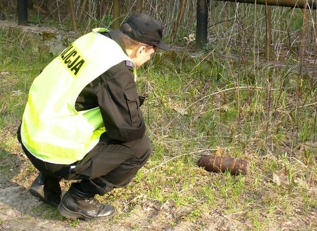 Policjant przy wybuchowym znalezisku.