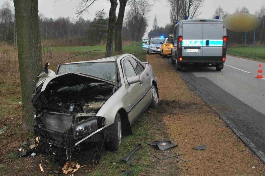 Kobieta z niewyjaśnionych przyczyn uderzyła w drzewo. Na...