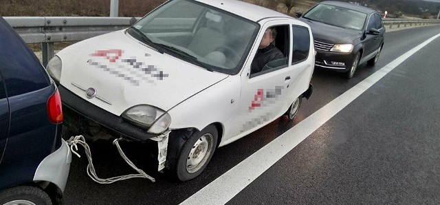 Policjanci przyznają, że jeszcze czegoś takiego nie widzieli. 73-latek kierujący matizem holował drogą S3 fiata po kolizji, który nie miał opony z tyłu. W holowanym aucie za kierownicą siedział wnuk bez prawa jazdy.Wszystko wydarzyło się we wtorek, 13 marca,  po godz. 16.00 na drodze S3 koło Gorzowa, pomiędzy węzłami Gorzów Zachód i Południe. Patrol gorzowskiej drogówki zauważył dziwną sytuację. Matiz ciągnął fiata siecento. Uwaga. Z tyłu fiata nie było opony. Jechał na feldze. Policjanci natychmiast interweniowali.Za kierownicą matiza siedział 73-latek. Fiat był przywiązany do matiza sznurkiem do snopowiązałki. W dodatku holowany fiat to samochód po wypadku, a za jego kierownicą siedział wnuk 73-latka. – 73-latek w taki sposób holował fiata aż ze Szczecina – mówi nadkom. Marek Waraksa, naczelnik gorzowskiej drogówki. Przejechali więc 140 km. To nie koniec. 73-latek przyznał, że jadą do Kostrzyna Wielkopolskiego. Mieli więc do pokonania jeszcze około 190 km. – Okazało się również, że 23-latek nie ma prawa jazdy – informuje nadkom. Waraksa.Na pomysł holowania uszkodzonego auta wpadł 73-latek. Chciał zaoszczędzić wnukowi kosztów przewozu auta lawetą. 23-latek kupił rozbitego fiata w Szczecinie za 300 zł. Teraz zapłaci dużo więcej. Obaj mężczyźni zostali ukarani mandatami po 1 tys. zł. Samochód został odholowany na parking, na koszt właściciela, który będzie musiał opłacić również postój na parkingu. W sumie dziadek i wnuczek zapłacą nie mniej niż 2,5 tys. zł.Policjanci przyznają, że jeszcze czegoś takiego nie widzieli. - W mojej 21-letniej pracy nie spotkałem się z podobnym holowaniem auta – mówi nadkom. Waraksa. Całe szczęcie, że nie doszło do tragedii. – Takie zachowanie można nazwać tylko głupotą i skrajną nieodpowiedzialnością – kwituje nadkom. Waraksa.Zobacz też: Policja rozbiła gang samochodowy działający na niespotykanie wielką skalęPOLECAMY RÓWNIEŻBrak prądu w Lubuskiem. Sprawdź kiedy   i gdzie! W Lubuskiem wystawiono ponad 160 tysięcy mandatów. Za co? Te domy w Lubuskiem sprzedają „za grosze”Urlopy i premie po nowemu, przerwa na papierosa do odpracowania, nowe kategorie zatrudnionych. Takie zmiany szykują się w Kodeksie pracy