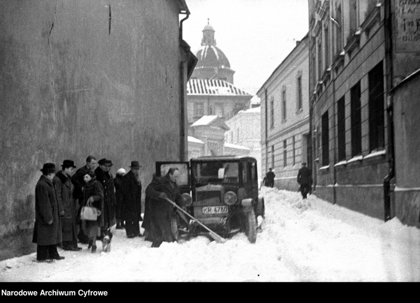 Tak się jeździło po Krakowie sto lat temu! Samochód można było zaparkować nawet przy Sukiennicach