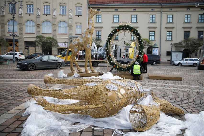 Kraków. Z poślizgiem, ale w końcu - wieszają dekoracje świąteczne w mieście