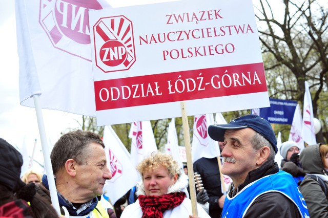 16.04.2015 warszawa marsz nauczycieli i wielka manisfestacja opzz protest manifestacja marsz strajk nauczyciele strazacy pieniadze podwyzki budzet szkolnictwo nauka pensje zwiazkowcy joanna robi nas w balona znp zwiazek nauczycieli polskich fot. piotr smolinski / polska press