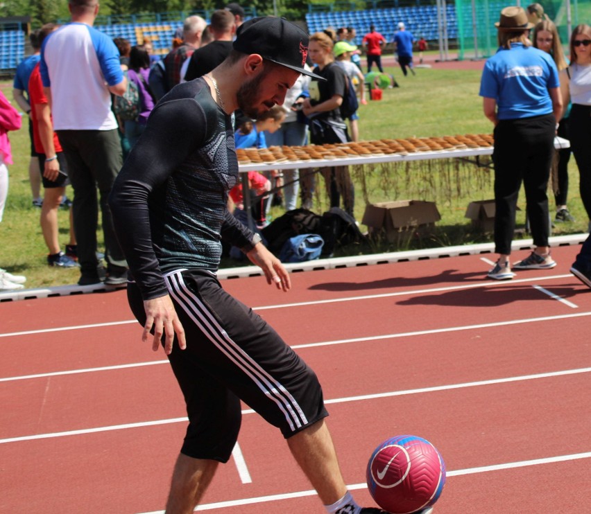 Piątka dla Bartka. 33-latek z Kielc pokonał dystans 5 kilometrów, podbijając piłkę. Zajęło mu to nieco ponad godzinę. Otrzymał gromkie brawa