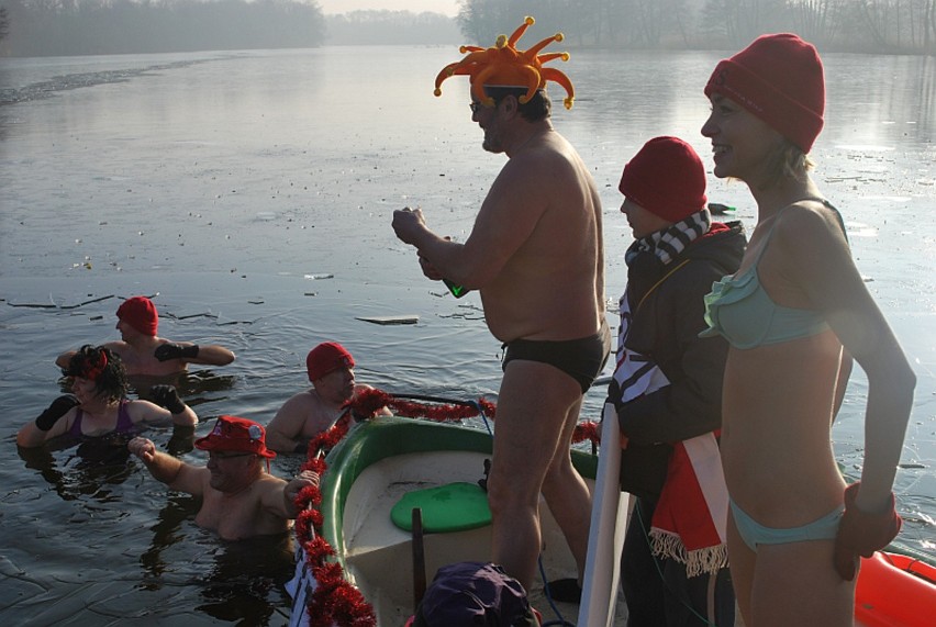 Kąpielą i szampanem morsy przywitały Nowy Rok w Kłodawie