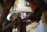 Katastrofa budowlana w kamienicy na Rudzie w Łodzi. Do mieszkania na parterze spadł strop z pierwszego piętra, nikt nie ucierpiał ZDJĘCIA