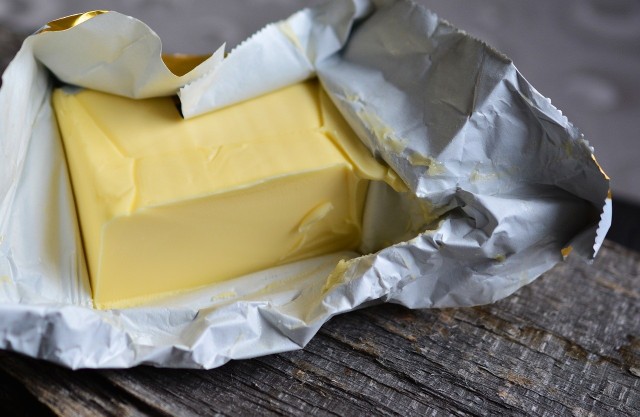Masło konfekcjonowane[/b] sprzedawano 21-27 marca po 28,90 zł/kg (5,78 zł za 200 gramową kostkę), o 6% drożej niż w poprzednim tygodniu i o 10% drożej niż przed miesiącem. Cena masła w blokach była wyższa niż przed rokiem o 63%, a masła konfekcjonowanego – o 58,5%.