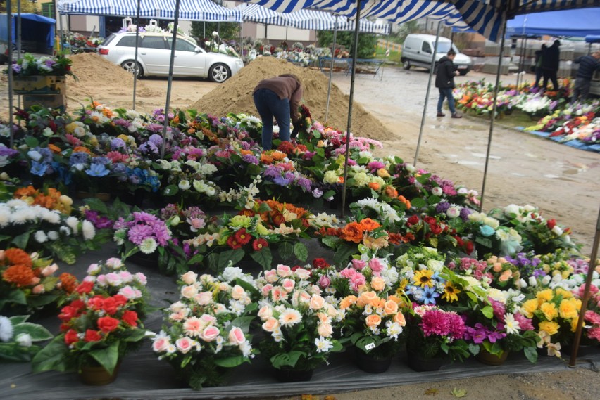 Znicze, kwiaty, wiązanki na groby na targu w Wierzbicy. W jakich były cenach w niedzielę 22 października? Zobacz zdjęcia