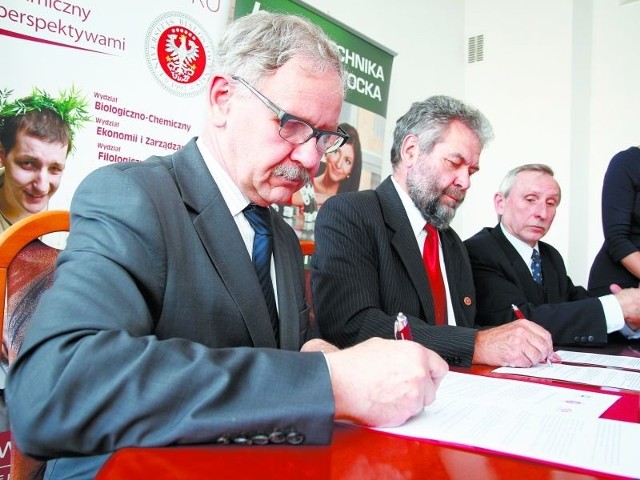 Prof. Tadeusz Citko, rektor PB i prof. Jerzy Nikitorowicz, rektor UwB (na fot. od lewej) podpisują porozumienie o współpracy z Mlekovitą