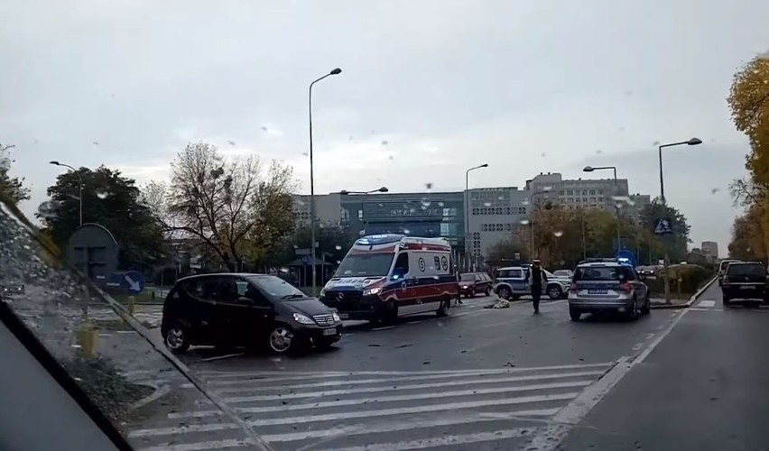 Białystok. Potrącenie na przejściu dla pieszych na ul. Zwierzynieckiej. Kobieta trafiła do szpitala