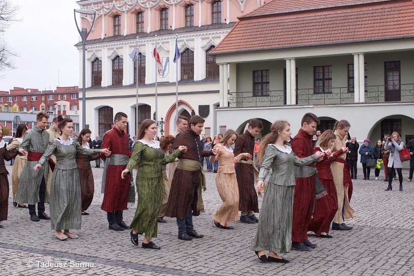 VI Stargardzki Polonez Maturzystów. Tak tańczą uczniowie starego, nowego i parku [zdjęcia, wideo] 