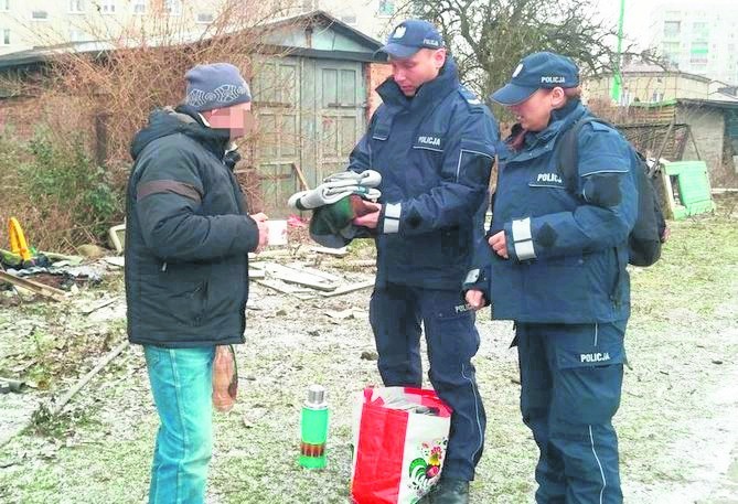 Policjanci częstują  bezdomnych gorącą zupą, przekazują...