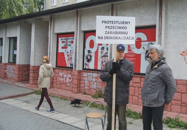 Od kilku dni w Jarosławiu trwa protest przeciw otwarciu sex shopu.