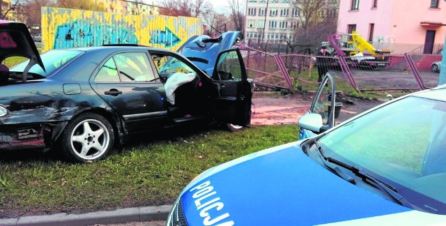 Na ulicy Struga w Radomiu pijany kierowca uciekający przed policją, uderzył m.in. w mercedesa i zaparkowany pojazd marki KIA, a następnie w ogrodzenie.