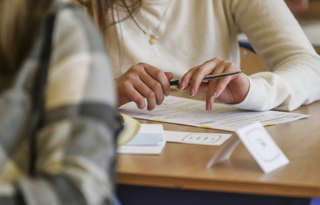 Uczniowie tegorocznych ósmych klas na początku grudnia zmierzą się z próbnymi egzaminami ósmoklasisty. Napiszą testy z języka polskiego, matematyki oraz języka angielskiego. To próba przed egzaminami kończącymi szkołę podstawową. To próba przed egzaminami kończącymi szkołę podstawową.