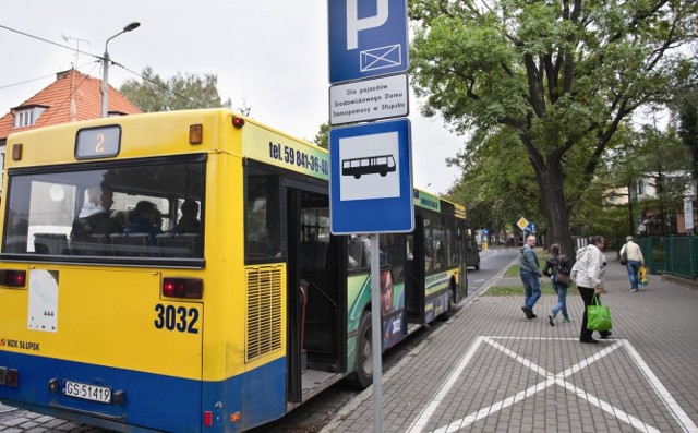 Na przystankach przy ul. Kościuszki nie ma rozkładów jazdy autobusów. To ma się zmienić.