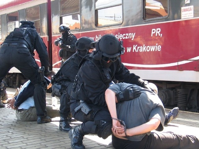 W maju ćwiczenia w Przemyślu przed Euro 2012 rozpoczęli podkarpaccy funkcjonariusze Straży Ochrony Kolei, wspólnie z innymi służbami. Nz. pacyfikowanie rozróby wszczętej w pociągu przez pseudokibiców.