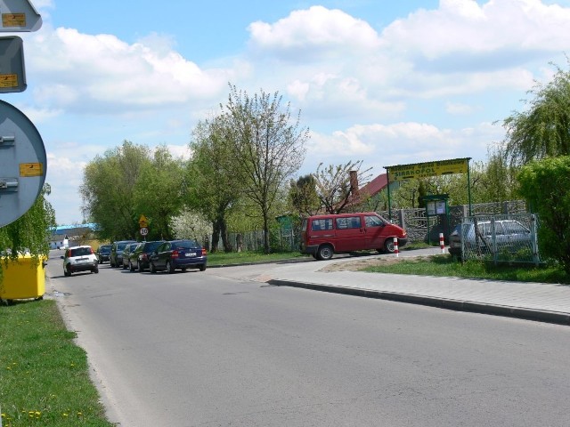 Samochody stojące wzdłuż ulicy Świętej Barbary blokują jedną stronę jezdni. Tymczasem niepodal jest parking.