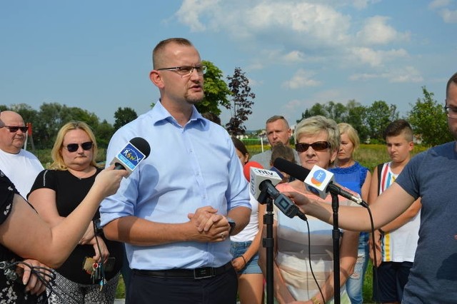 Radny Michał Kądziołka prosi o informacje w sprawie sprawc&oacute;w dewastacji placu zabaw i oferuje wysoką nagrodę za wskazanie winnych.