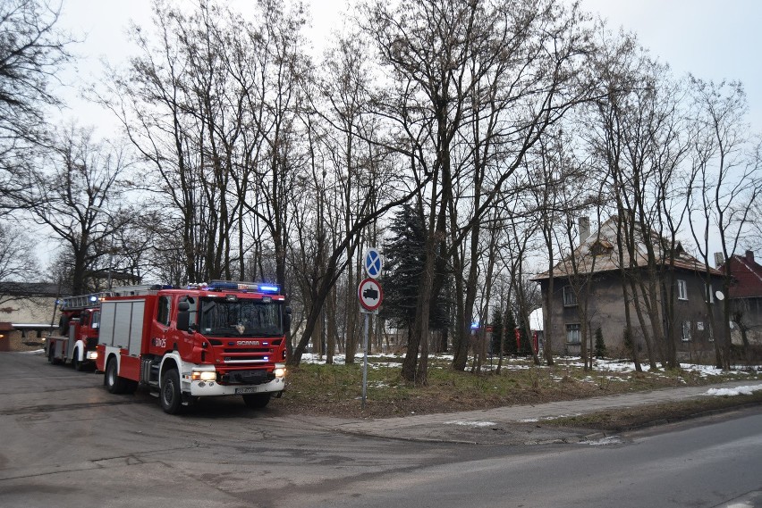 Sosnowiec: Strażacy oddymiali klatkę schodową w budynku przy ul. Baczyńskiego [ZDJĘCIA]