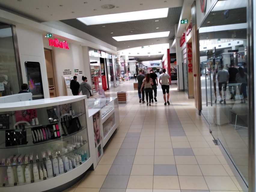 Galerie handlowe otwarte. Pierwszy weekend w białostockich centrach handlowych: Ludzie przyszli, ale czy szaleli z zakupami? (zdjęcia)