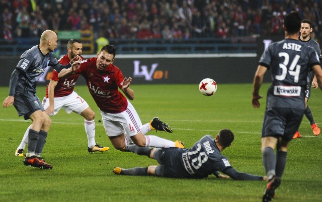 Mecze Wisły Kraków (czerwone koszulki) z Legią zawsze przykuwają uwagę piłkarskich kibiców w naszym kraju