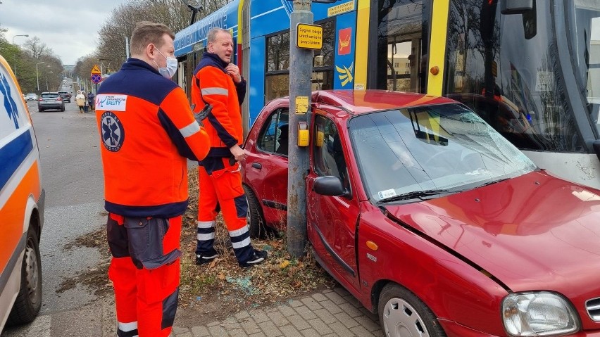 Wypadek na Zgierskiej. Tramwaj zderzył się z samochodem. Ranna kobieta