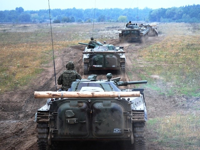 W części lądowej ćwiczenia &#8222;Anakonda-14&#8221; rozgrywającego się na poligonie w Orzyszu uczestniczy ponad 1000 żołnierzy i ponad 300 sztuk sprzętu wojskowego z 12 Brygady Zmechanizowanej, a główną role odgrywają pododdziały 2 batalionu piechoty zmotoryzowanej imienia 14 batalionu Ułanów Jazłowieckich, który to batalion aktualnie pełni dyżur w Siłach Odpowiedzi NATO Zestaw 2014.