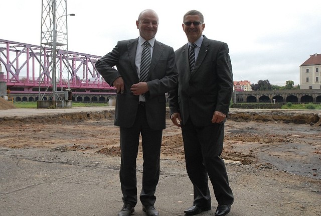 Prezydent Jan Zubowski i jego zastępca Leszek Rybak są zadowoleni, że budowa ruszyła