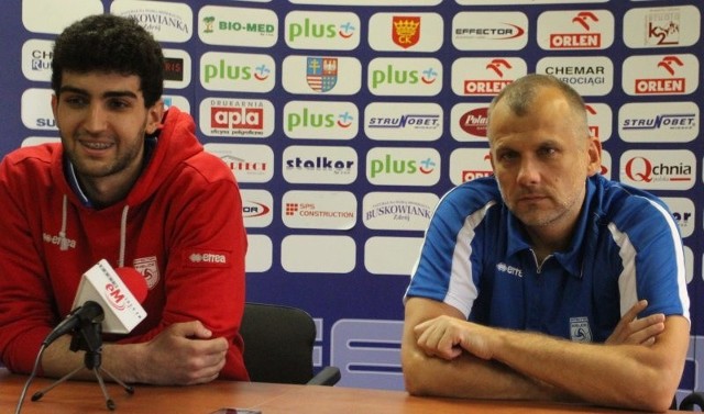 Marcin Janusz i trener Dariusz Daszkiewicz podczas konferencji prasowej przed meczem z ZAKSĄ Kędzierzyn-Koźle. 
