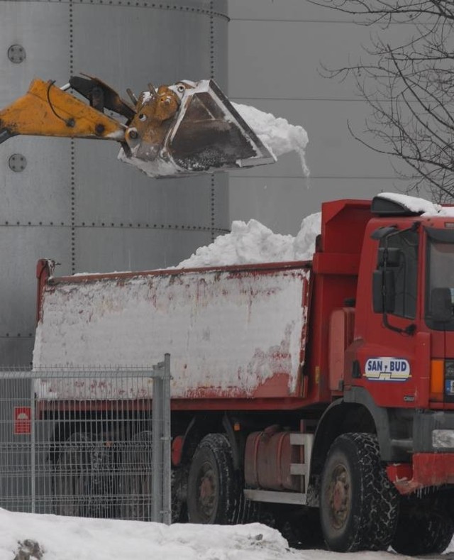 Castorama wywiozła śnieg, który zalegał z tyłu sklepu przy ul. Lisiej (fot. Mariusz Kapała)