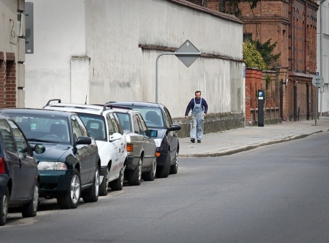 Na ulicy Partyzantów po zaparkowanych autach widać, gdzie kończy się rozszerzona strefa płatnego parkowania.