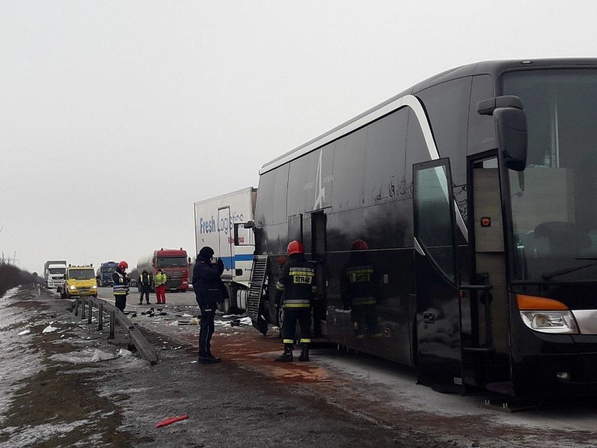 Wypadek na DK 1 koło Radomska. Ciężarówka zderzyła się z busem. Ranni [ZDJĘCIA]