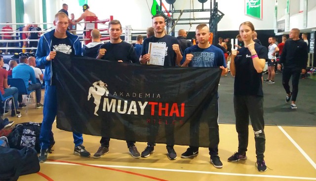 Zawodnicy Akademii Muay Thai Kielce podczas zawodów w Warszawie.