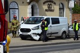 Wypadek w centrum Koszalina. Samochód osobowy zderzył się z busem [ZDJĘCIA]