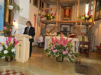 Poseł Tomasz Kaczmarek podczas mszy świętej w Szczaworyżu.
