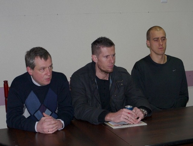 Hubert Radke (z prawej) został przedstawiony podczas konferencji prasowej. Zawodnika bardzo chwalą prezes Robert Bartkiewicz (z lewej) i trener Piotr Ignatowicz.