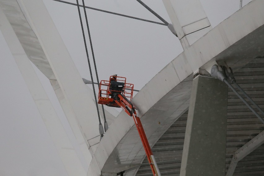 Odśnieżanie dachu Stadionu Śląskiego