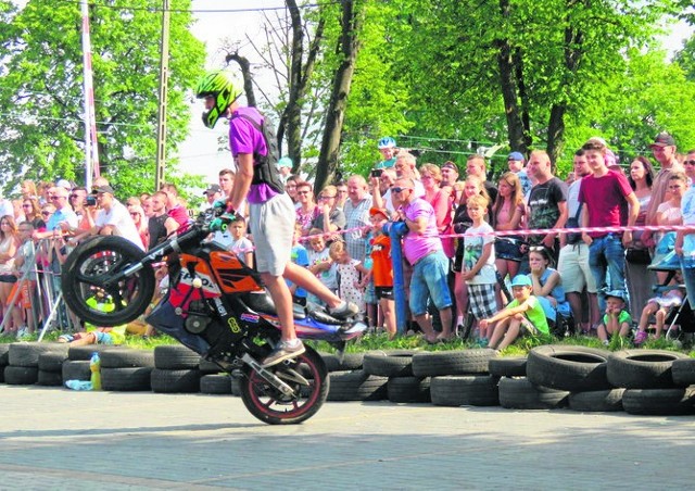 Młodzi motocykliści  i rowerzyści swoimi wyczynami cały czas zapierali dech w piersiach publiczności. Nie każdy potrafi jechać w taki sposób. Umiejętnościami popisywali się też kierowcy samochodów