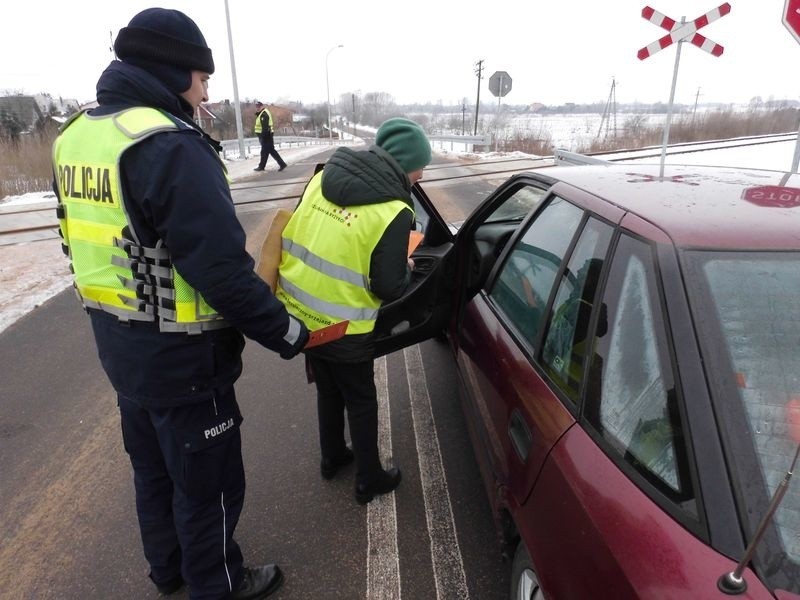 Funkcjonariusze rozdawali kierowcom i pieszym ulotki ze...